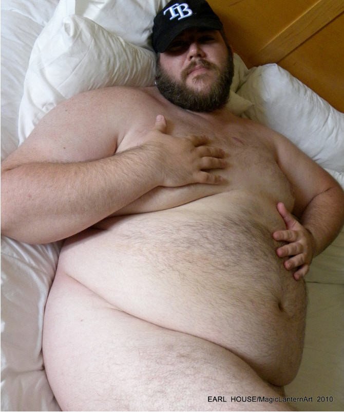 Толстый хуй волосатого мужика лежащего на диване фото