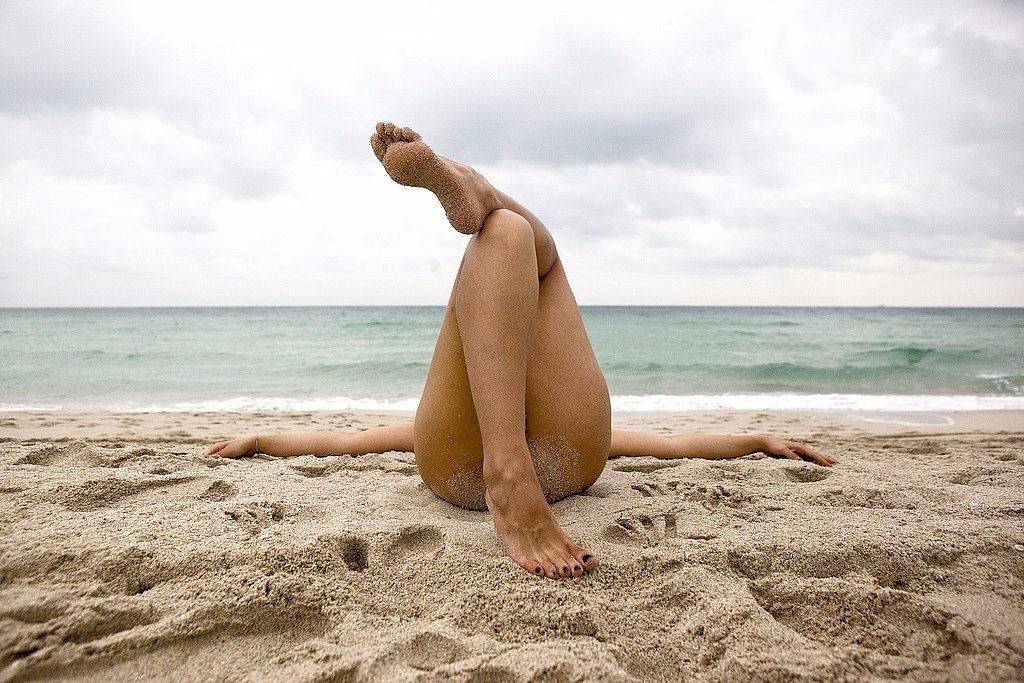 Худая голая жена на песке фото
