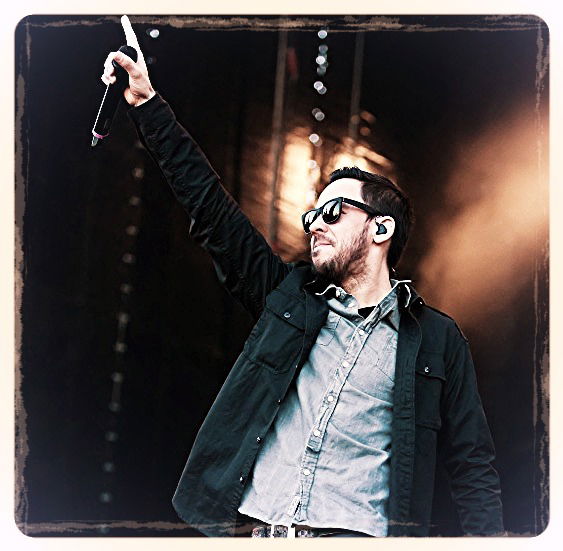 Chester Bennington)))