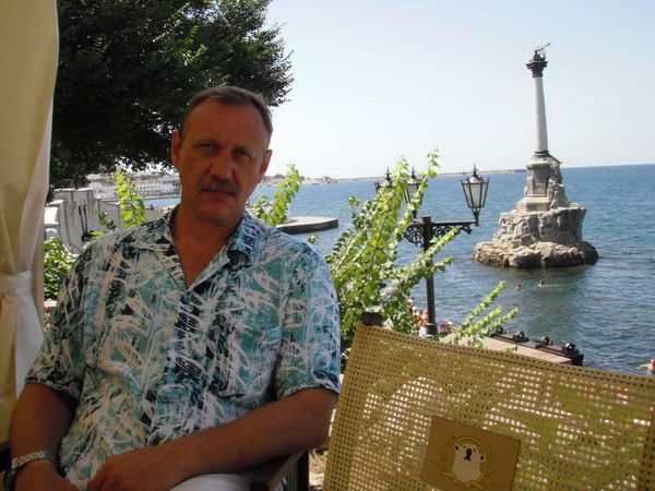 Роман Днепров