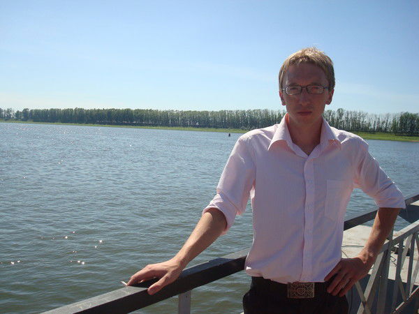 Роберт Николаев