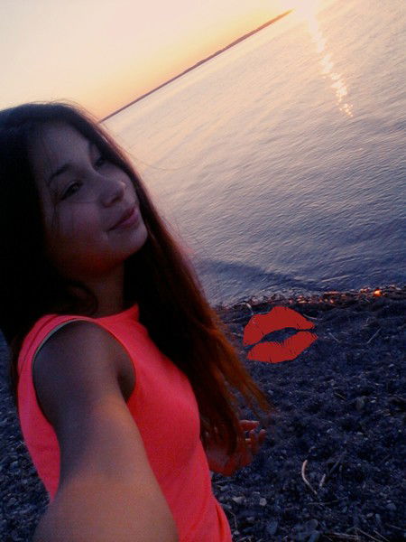 *осторожно* *брюнетка*