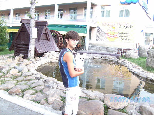 Володя Столяров