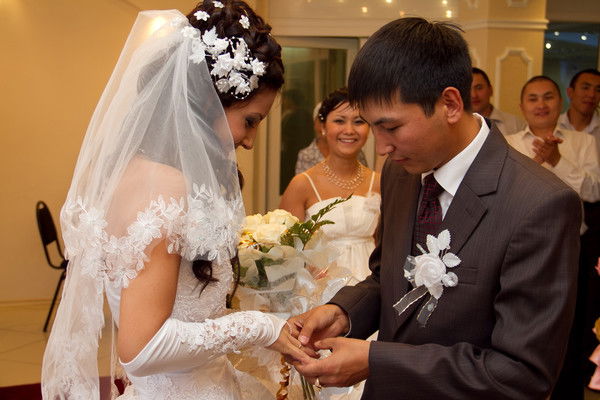 Лола Устемирова