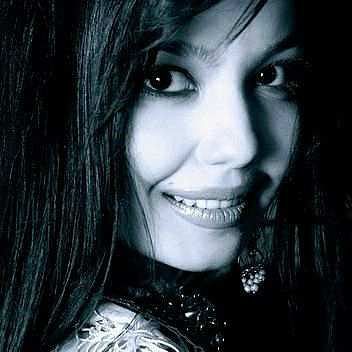 Счастливая Брюнетка