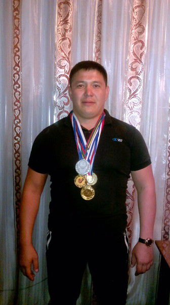 Искандер Науанов