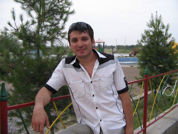 Низом Камолов