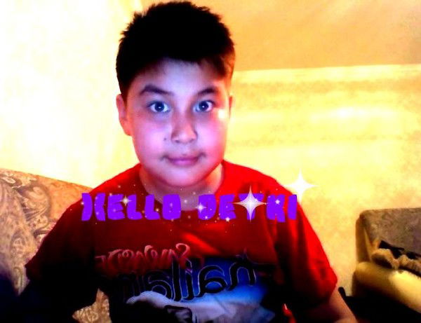 •}{ E L L O Detki•