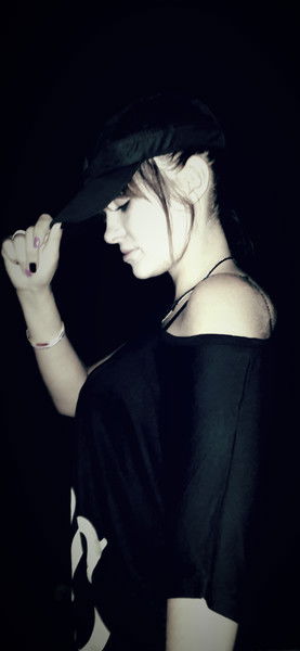 Брюнеточка :)