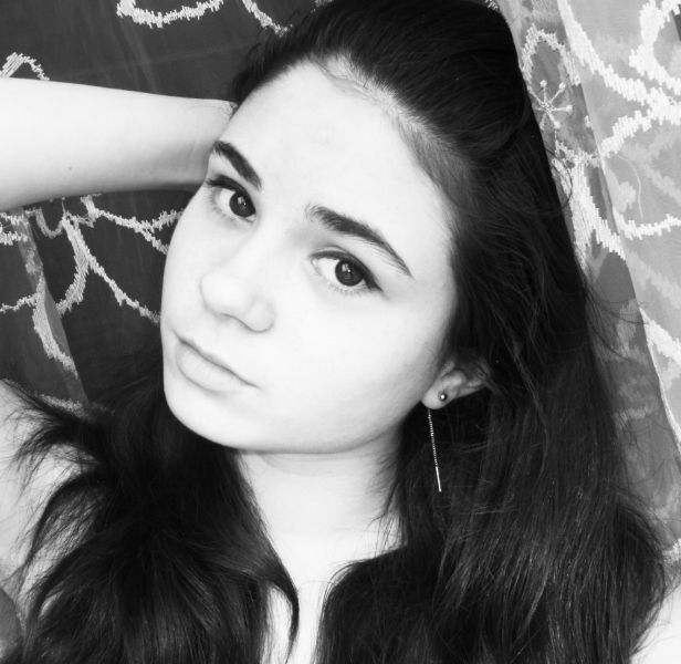 Красавица Брюнетка