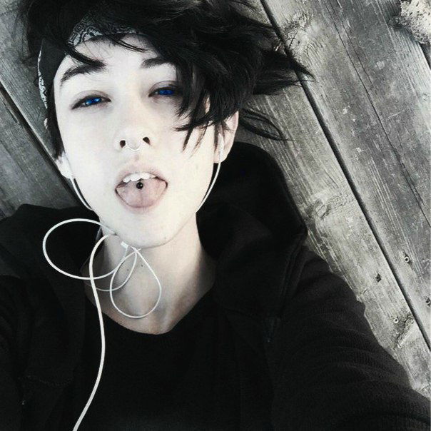 Кальян+Сигареты = Искра,буря,безумие.