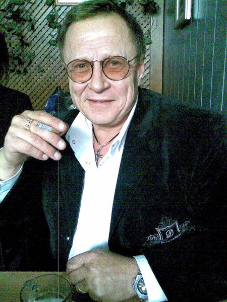 Анатолий Тихонов