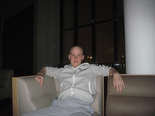 (_Макс_) }{Renзнает