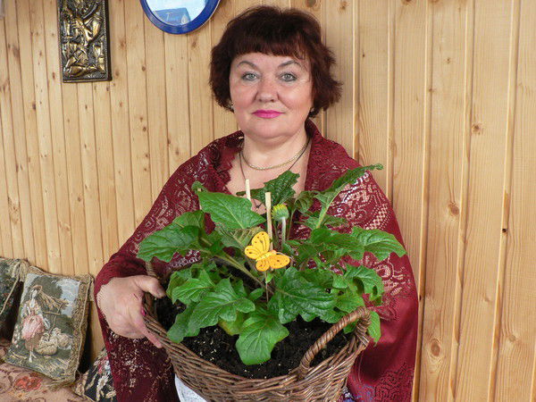 чего тебе не хватает в жизни ответ. 3c9a7. чего тебе не хватает в жизни ответ фото. чего тебе не хватает в жизни ответ-3c9a7. картинка чего тебе не хватает в жизни ответ. картинка 3c9a7. Мой мужчина не поет мне о любви Серенады темной ночью под окном, Просто скажет: «Ты устала, отдохни! Я купил тебе любимое вино». Мой мужчина… он не любит ресторан, Но яичница на ужин – при свечах. И одним моим присутствием он пьян, Столько нежности всегда в его речах. Мой мужчина на внимание не скуп, Хоть и нет больших доходов у него, На обед сварить он может вкусный суп, И на диск запишет нужное кино. Мой мужчина на свиданье опоздал, Я ругалась про себя: «Вот ты каков!» Оказалось, что цветы он мне искал, Он не мог ко мне приехать без цветов. Из мужчин мне кто-то резко возразит: «Этим бабам лишь брильянты да меха!» Пусть на женщину свою он поглядит, Может, рядом совершенно с ним не та. Щедрость – вот мужчин достойная черта, Безразлично сколько денег у него, Он для женщины, которая нужна, Сможет праздник сделать просто из всего.