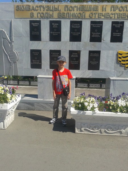 Адам Султанов