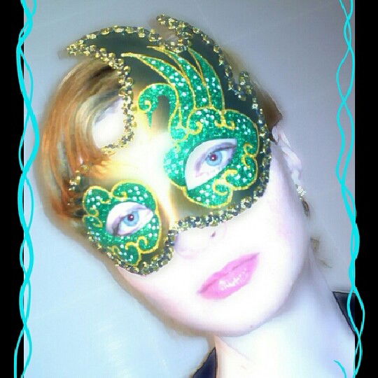 Мира @))--8--8-----