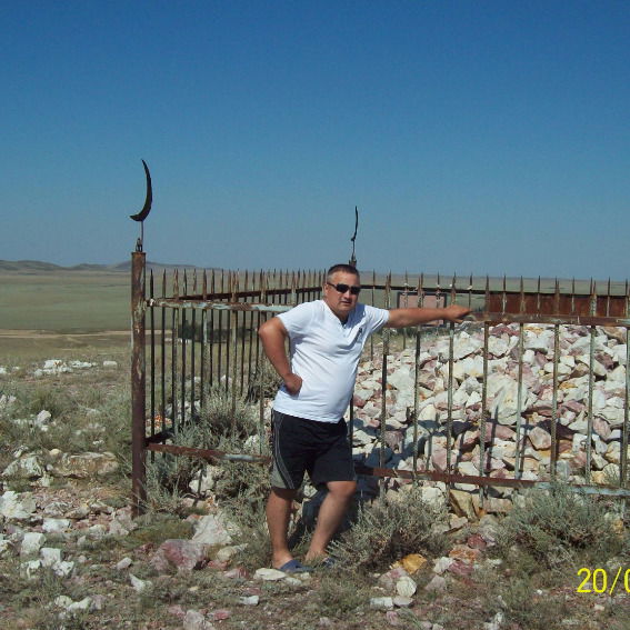 Динас Досанов