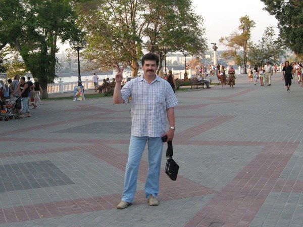 На жену и на машину не жалуются. Смотреть фото На жену и на машину не жалуются. Смотреть картинку На жену и на машину не жалуются. Картинка про На жену и на машину не жалуются. Фото На жену и на машину не жалуются