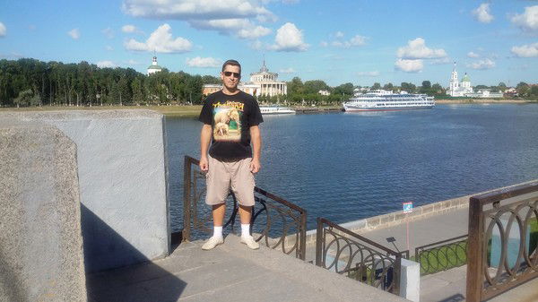 Виктор Леонов