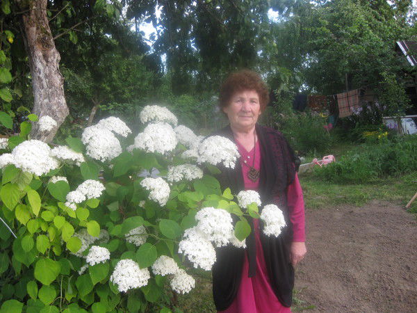 Тоня Попова