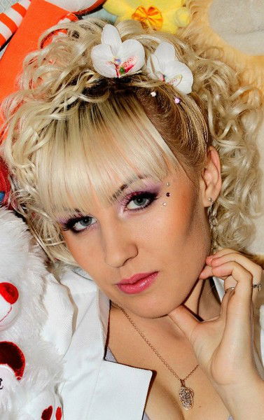 Аня Леухина