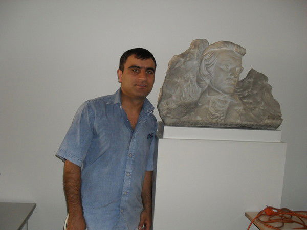 Роберт Азроян