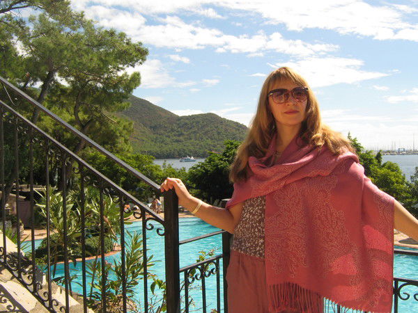 Лариса Суханова