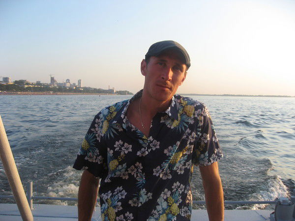 Павел Артамонов