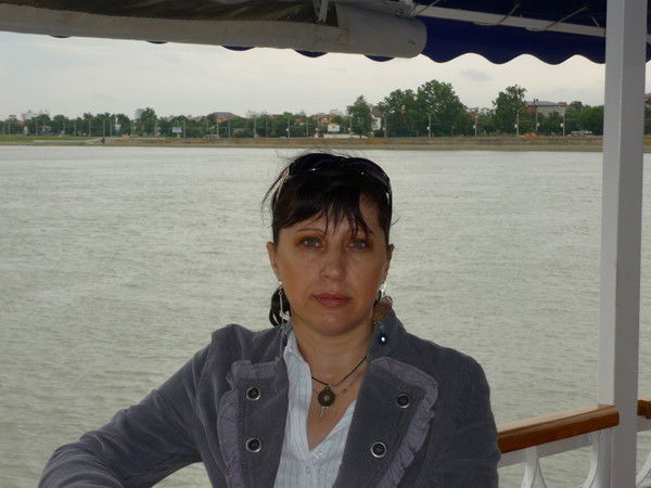 Лена Каменева