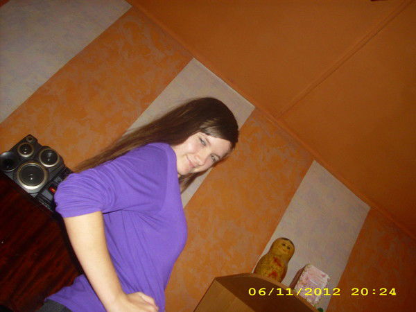 Девочка С Наушниками