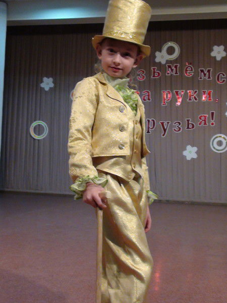 Артём Служеникин