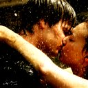 Песня не целуйте в губы девчонок горячо. Поцелуй под дождем. Пара под дождем. Романтический поцелуй. Влюбленные под дождем.