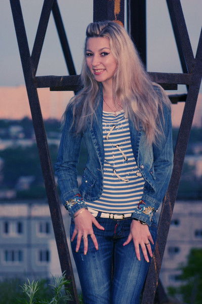 ... < Януша > ...