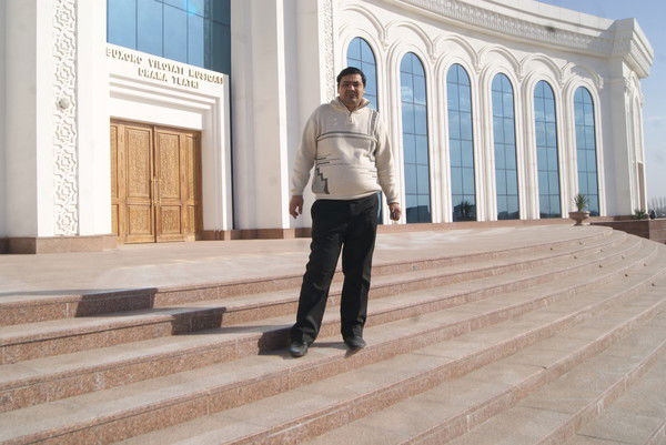 Холбек Шомурадов