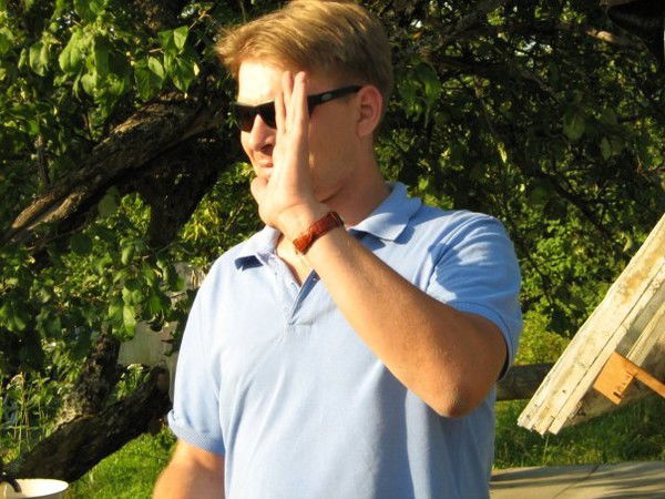 Виктор Леонов