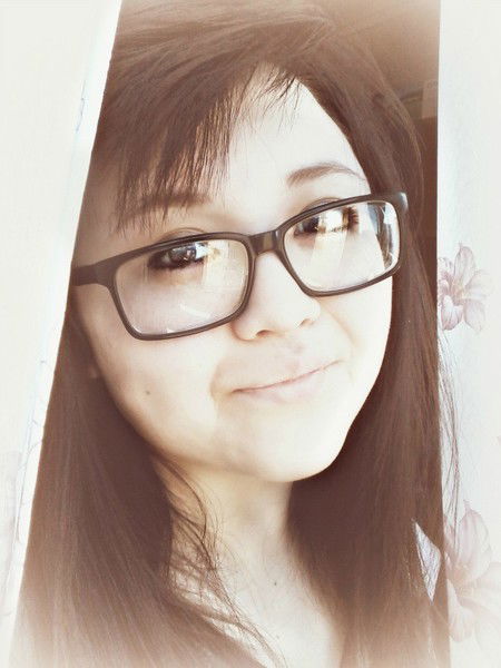 Девчушка В Кедах