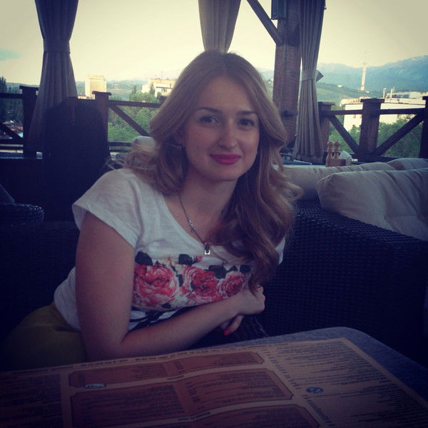 Оля Хархарова