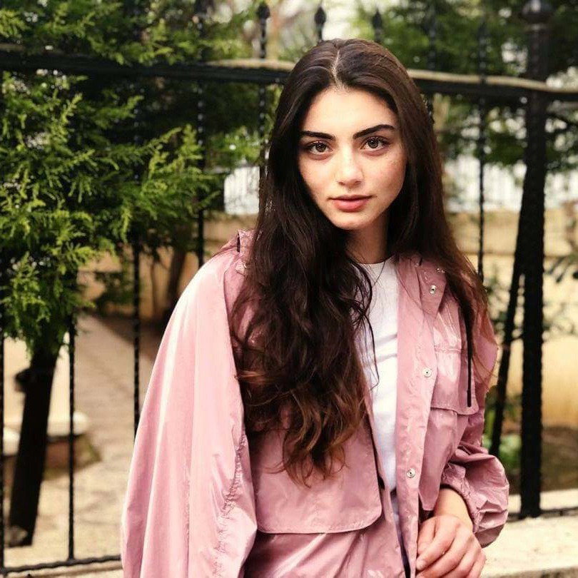 Девушка Загадка