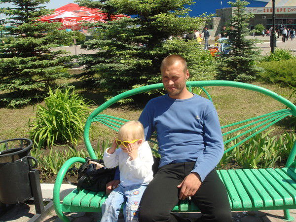 суп вчерашний будешь завтра приходи. 95790. суп вчерашний будешь завтра приходи фото. суп вчерашний будешь завтра приходи-95790. картинка суп вчерашний будешь завтра приходи. картинка 95790. Возвращается мужик из командировки раньше срока, заходит в подъезд, звонит вдверь. Открывает здоровенный мужик и говорит:- Что надо? И голос жены:- Кто там пришел?- Скажите, что муж вернулся.- Говорит, муж вернулся! Опять голос жены:- Прогони его на фиг, ему еще рано возвращаться!- Пошел ты на фиг! И дверь захлопнул. Муж стоял, стоял, стоял и решил предъявитьсвои права. Снова звонит. Открывает опять тот же амбал и говорит:- Я же тебе сказал, пошел на фиг, не понял?- Но я здесь живу!- Пошел на фиг!- Ну дайте хоть поесть! Амбал подумал, подумал:- Суп вчерашний будешь?- Буду, буду!- Завтра приходи!