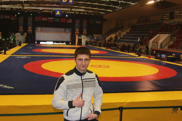 Толя Еленец