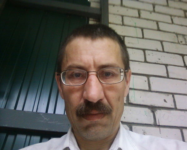 Олег Ларионов