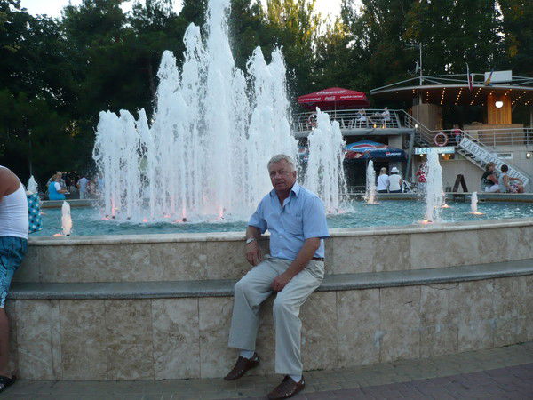 Анатолий Котов