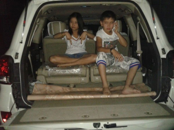 (*kinder _ Surpriser*)