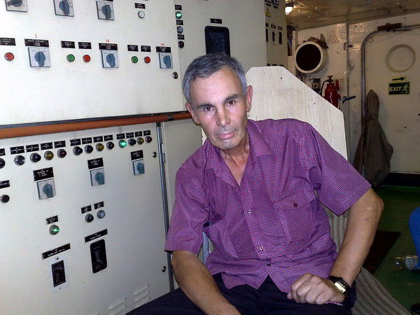 крик какого существа никогда не повторяет эхо. 6372f. крик какого существа никогда не повторяет эхо фото. крик какого существа никогда не повторяет эхо-6372f. картинка крик какого существа никогда не повторяет эхо. картинка 6372f. Любой орнитолог прекрасно знает, что плавающая утка перед тем, как начать крякать, либо задирает голову вверх, либо, наоборот, опускает ее. В первом случае звук идет прямо в небеса — сами понимаете, отразиться ему там просто не от чего. А во втором — звук отражается от поверхности воды (ведь она весьма хорошо это делает!), и опять-таки уходит вверх. Случаи же, кода утка крякает, глядя прямо в глаза наблюдателю, весьма и весьма редки. Если же вдруг подобное произойдет, то услышать эхо можно лишь в безветренную погоду — а на больших озерах почти всегда дует ветер, который, как мы знаем, может изменять направление звуковой волны.