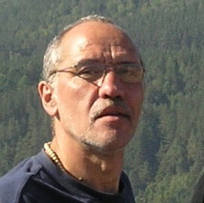 Евгений Ларионов