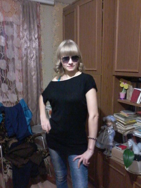 Оленька Холизова