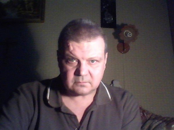 Что видит хамелеон когда он смотрится в зеркало. 6239e. Что видит хамелеон когда он смотрится в зеркало фото. Что видит хамелеон когда он смотрится в зеркало-6239e. картинка Что видит хамелеон когда он смотрится в зеркало. картинка 6239e. Хамелеон меняет цвет в момент ловли добычи или опасности, значит если таковой не будет, он будет своего естественного зеленого цвета, а вот если испугается, или рядом будет пролетать муха, то конечно же приобретет цвет того, что находиться к нему ближе, если это зеркало, то цвет того что отражает зеркало.