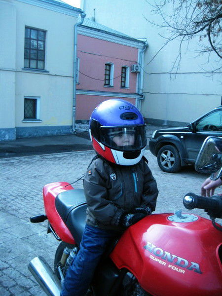 Стас Новоженин