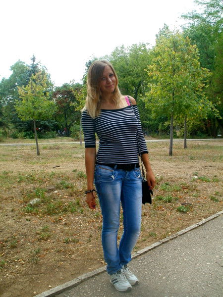 Анжелочка ******