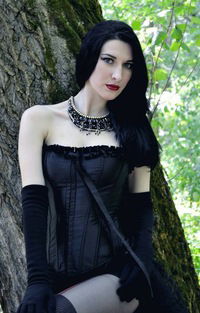 Элина Τихонова